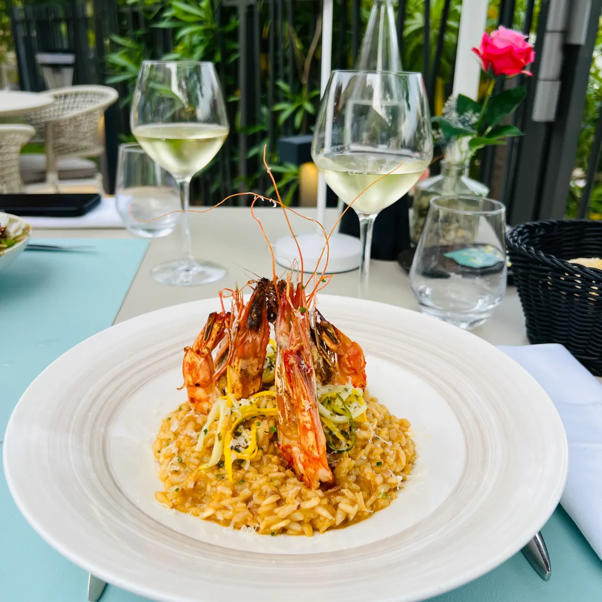 le risotto aux gambas avec un verre de vin blanc