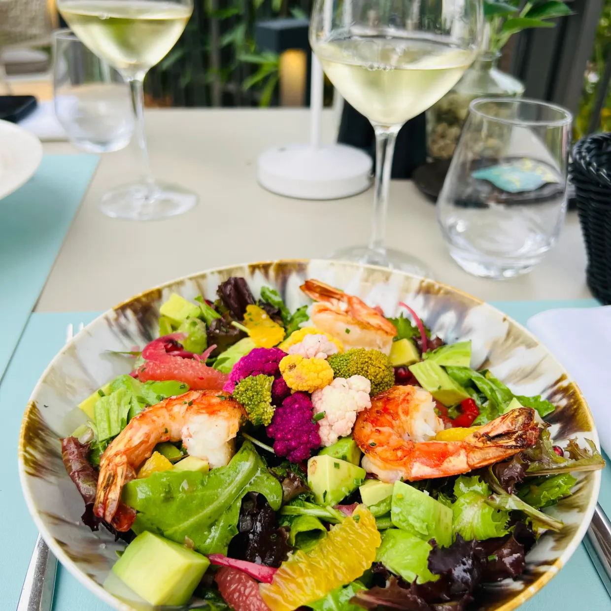 la salade aux gambas et un verre de vin blanc