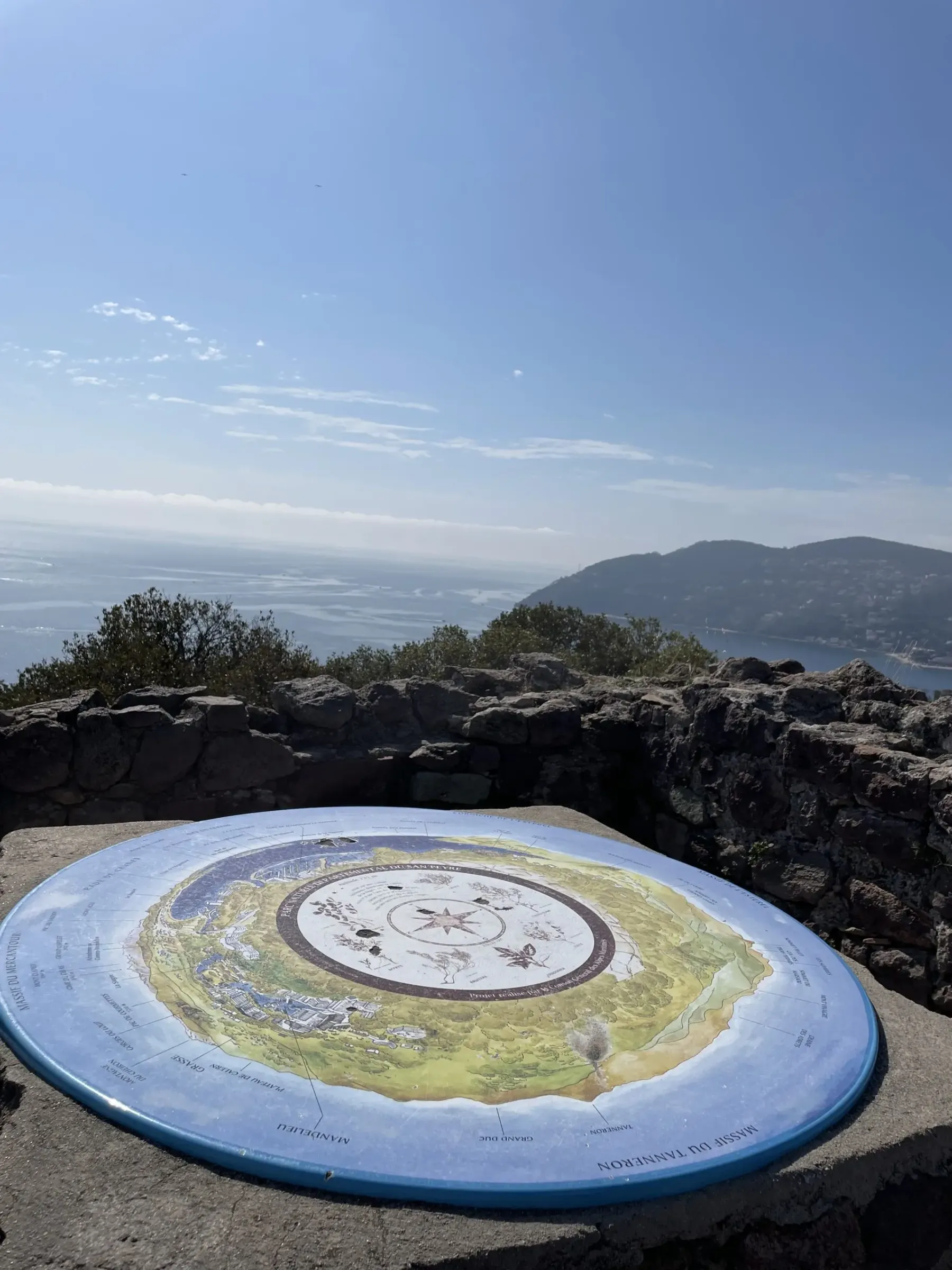 Carte panoramique circulaire sur un point de vue en hauteur avec vue sur la mer et les collines