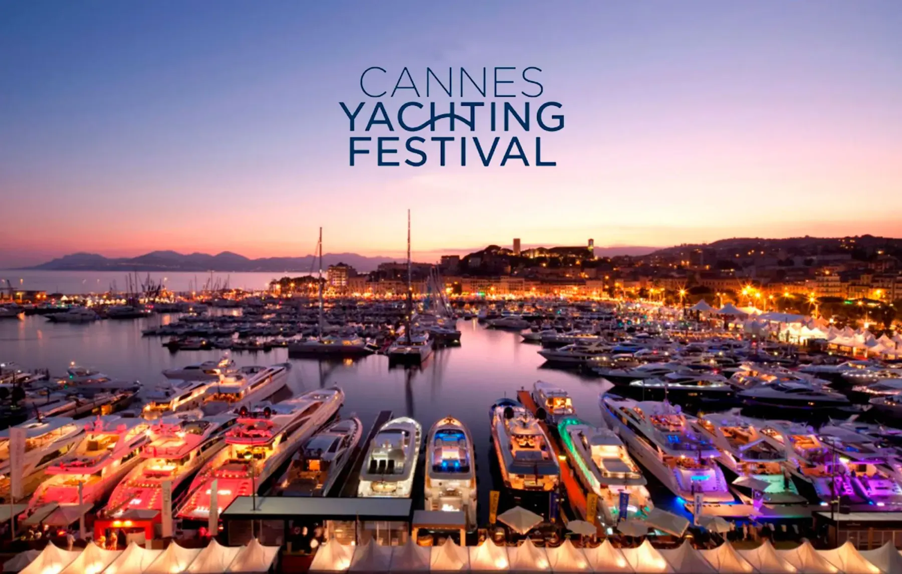 Marina de Cannes au coucher du soleil avec de nombreux yachts illuminés et le texte "Cannes Yachting Festival" en surimpression