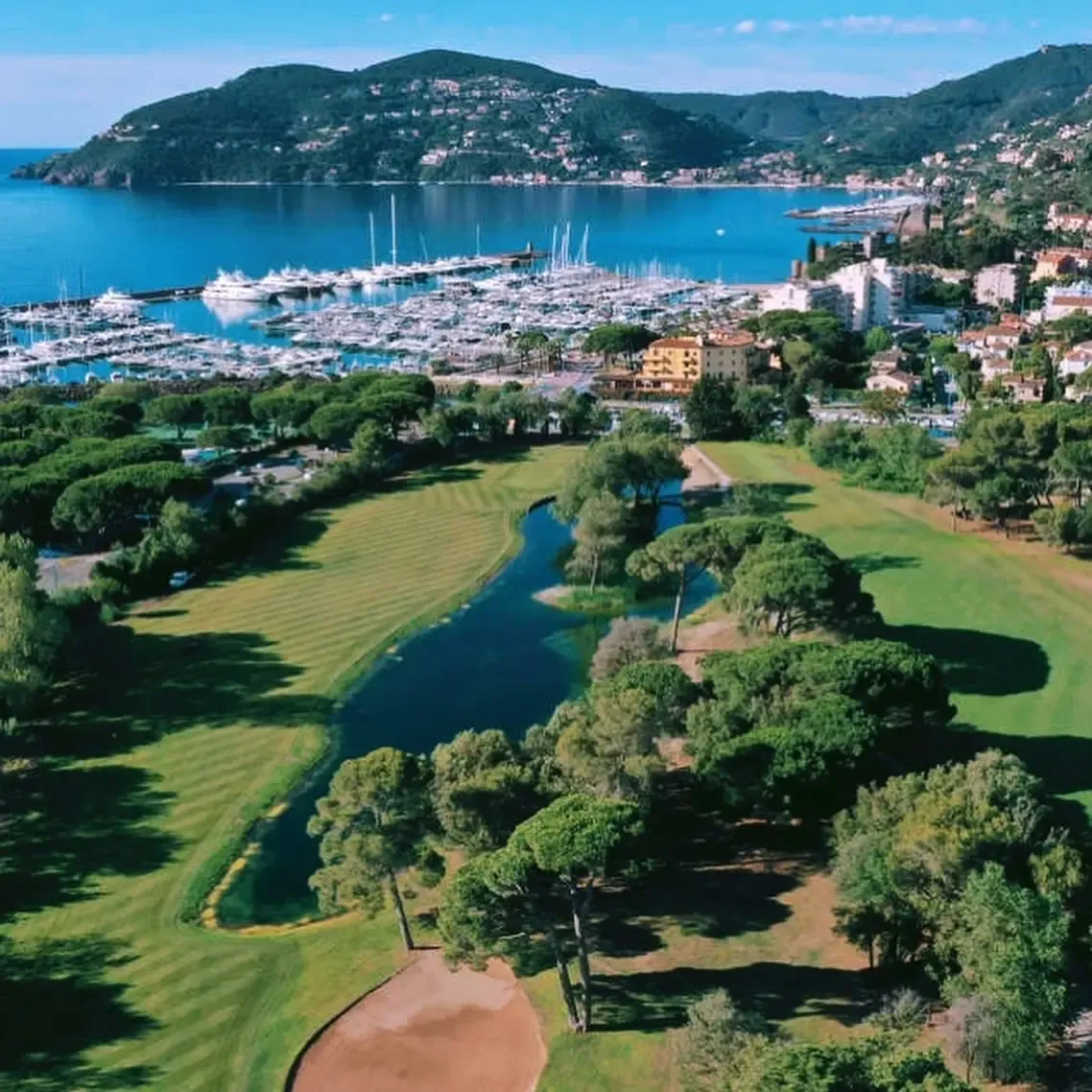 vue aérienne du trou n°13 du golf Old Course et du port de Mandelieu la Napoule