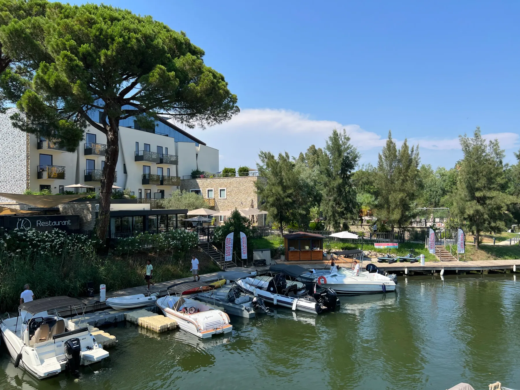 l'hôtel et son ponton avec les bateaux